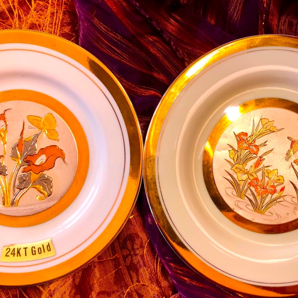 THE ART OF CHOKIN Creat by the art of CHOKIN. 2 Gilded Gold-Silver 6” plates. ⚔️